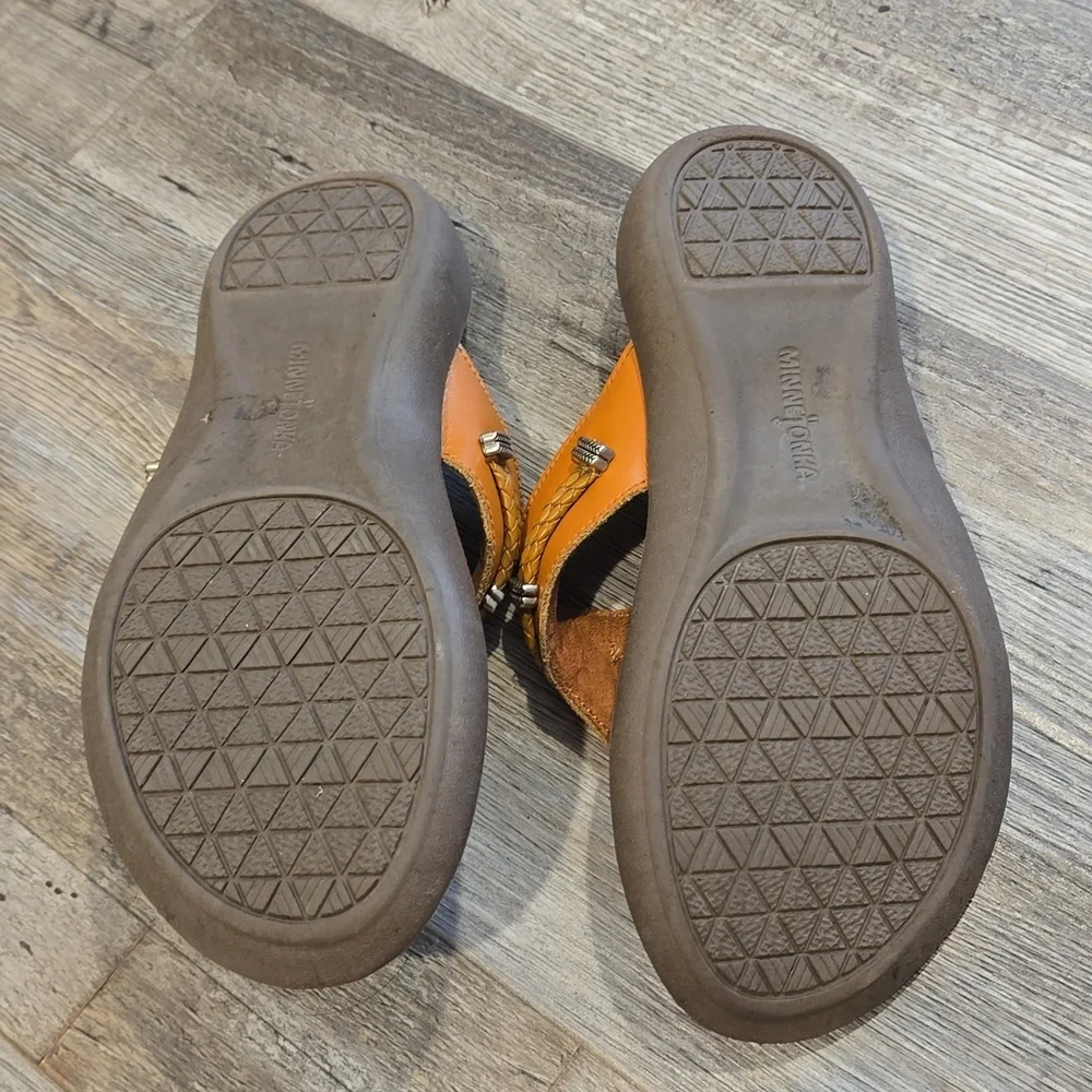 Minnetonka Women's‎ Camel and Silver Accent Leather Sandals| Size 8